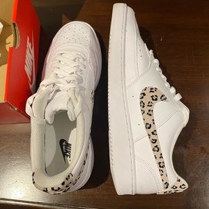 *New* NIKE WOMENS COURT VISION LOW SNEAKER WHITE w/ Leopard